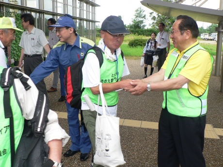 バスに乗り込むボランティア隊のみなさん